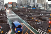 【動画】警報の鳴る踏切内へ侵入してしまった軽自動車さん、パニック状態になってしまう