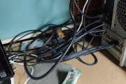 パソコン周りの配線のごちゃごちゃってどうにもならないの？