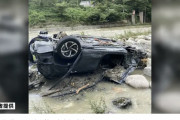 増水した川の濁流に巻き込まれた車、ペシャンコになって見つかる…