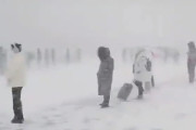 【動画】中国、猛吹雪の中、暴風雨の中、PCR検査に並ばされる市民、かわいそう…