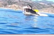 【衝撃動画】ホエールウォッチング中に、女性2人がカヤックごとクジラの口の中に…衝撃に言葉を失う人々