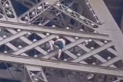イギリスの33歳男、パリ五輪閉会式直前に半裸でエッフェル塔によじ登り逮捕　動機は不明