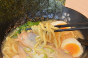 豚骨ラーメン屋「うちはスープによく絡むように太麺にしてます」