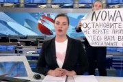 【放送事故】ロシア国営TVの生放送でスタッフが乱入し「戦争反対」を叫ぶ。「プロパガンダを信じないで　嘘を伝えたくない」　当局は身柄を拘束（動画あり）