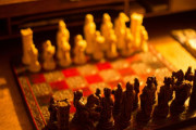 チェスの初期配置は本当に最適か？…960通りを物理学者が検証！
