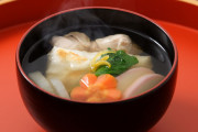 雑煮って出汁を取った醤油のすまし汁に根菜入れて餅も入れるもんだと思ってたけど違うの？
