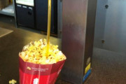 なんで映画館ってポップコーンしか食べ物ないんだろうか？