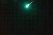【貴重映像】オーストラリアの夜空に輝く緑色の隕石（緑色火球の謎）