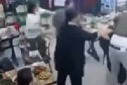 【動画】 食事中の女性グループに殴る蹴るの暴行、衝撃防犯カメラ映像が流出し憤り噴出 ＝ 中国