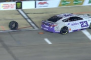 【動画】ピットアウトでタイヤが外れたマシンを他のピットクルーが救うNASCAR。