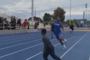 【悲報】クソガキ、急に飛び出して陸上選手と激突。これどっちが悪いんだ…？