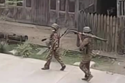 【悲報】ミャンマー軍、デモ隊に向けてRPGを発射