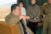 【画像】金正恩さん、初公開の娘とミサイルデート