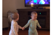 【動画】2歳の双子がアナ雪のシーンを完コピした驚きの動画が話題に！→しっかり演じてる姿が可愛すぎる