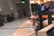 【動画】 テレビスタジオに上半身裸で奇声を発する男が乱入の修羅場・・ 衝撃動画