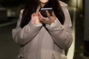 夜遅くに車道で歩きスマホしてる塾帰りらしき女の子によく出くわす　いつか事故や事件に巻き込まれそうで声かけたくもあるが不審者扱いされそうでもやっとする