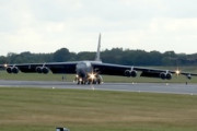 【軍事】滑走路を横向きに走るB-52Hストラトフォートレスの珍しいビデオ。