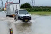 【動画】大雨で冠水した道路でジムニーがトラックを牽引