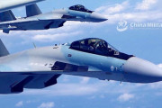 南シナ海上空で中国軍Su-35戦闘機が豪軍P-8A哨戒機に接近し「フレア」を発射！