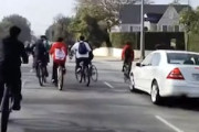 【動画】車道に広がって走っていた自転車珍走団にベンツが突っ込む。