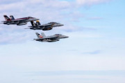 米海軍空母「ジョージ・H・W・ブッシュ」上空をF/A-18Fスーパーホーネット3機がフライオーバー！