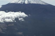 富士山がもうすぐ噴火する？　雪が熱で溶けている（画像あり）