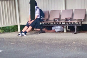 【画像】バス停に超やべえ奴いたｗ