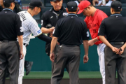 阪神藤川監督と広島新井監督がメンバー表交換で視線合わせない異様な光景　頭部死球以来の再戦