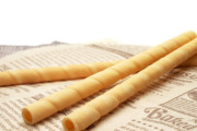 ブルボン「クッキーストロー」一般販売開始。ストローとして冷たい飲み物を飲んだ後に食べられる