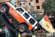 中国のジープ、登坂性能デモンストレーションでひっくり返ってしまう（ノ∇`）