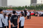 【動画】中国の高校で”安倍元首相襲撃事件”を再現し「2発の銃声による死体と汚染水が苦しみを残す」と垂れ幕を掲げる　 会場は拍手喝采