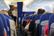 「飛行機で前の席の人が眠っていたのだけど…」少し同情するエピソード