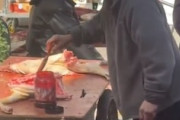 【動画】肉を新鮮に見せるために着色する中国のおじさん。
