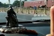 海外「北京で反中共ソングを流しながら運転する男」