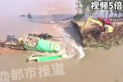 【動画】中国、川の堤防が決壊！バスやトラックを決壊場所に投入、水没させ塞ぐ！