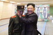 【画像】金正恩さん、喜び組をはべらす