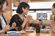くら寿司の客「あ！ネコが流れてきたから急いで笑わなきゃ！💦」