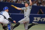 【阪神】佐藤輝明、６連勝を足でアシスト！　二盗でズボンを、犠飛生還でストッキングを破る激走　首位快走や！