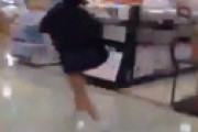 【動画】 JKさん、家電店で例の電動器具を当てた瞬間、何かを感じて走り出す… 衝撃動画が流出