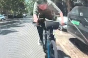 【動画】スマホに夢中で車に追突してしまった自転車乗りがｗｗｗｗｗ