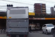 高さ制限のバーに豪快に突っ込むトラックが神戸市で撮影される。あああｗｗｗ