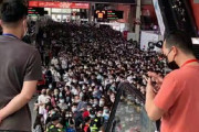 【動画】中国、大展示会場で陽性者1名で1万人を緊急封鎖！慌てて逃げ出す来場者たち～！