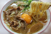 ラーメンに乗ってる生卵をどう食べるのが正解かわかる人、いない