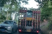 【動画】坂道発進の積車がとんでもない車両を落としてしまうドラレコ(ﾟoﾟ)
