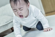 ママが見えないと泣いちゃう１歳児、「ママの等身大パネル」を設置するとどうなるのか実験してみた