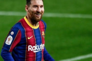 メッシ、バルセロナと5年契約で口頭合意！年俸50％減を受け入れ