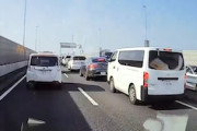 【動画】首都高で4tトラックが原因の玉突き事故に巻き込まれた軽バンの車載。