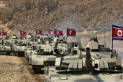 【すごくね？】金正恩総書記、新型主力戦車のお披露目で自ら戦車を操縦する。おまえ、よくそこに入れたなｗ