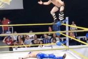 【動画】その落ち方はマズい。海外プロレスで撮影されたヤバいアクシデント。