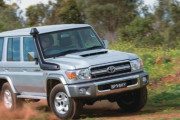 トヨタ【ランドクルーザー】納期4年公表、転売ヤー予約殺到、日本価格510万円～は割安